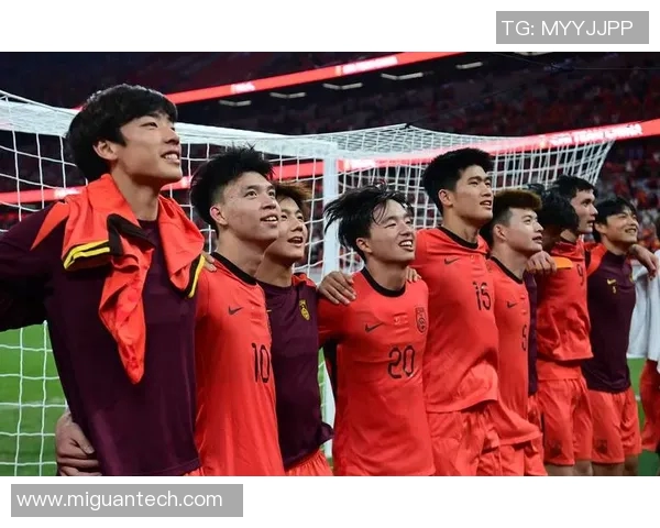 国足迎战中国香港激情对决海报展现足球魅力与团结精神