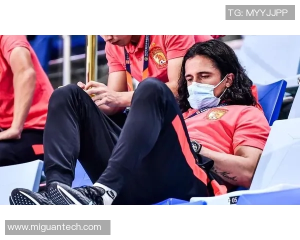 辛达卡拉与本菲卡比赛因故延迟引发球迷热议与关注