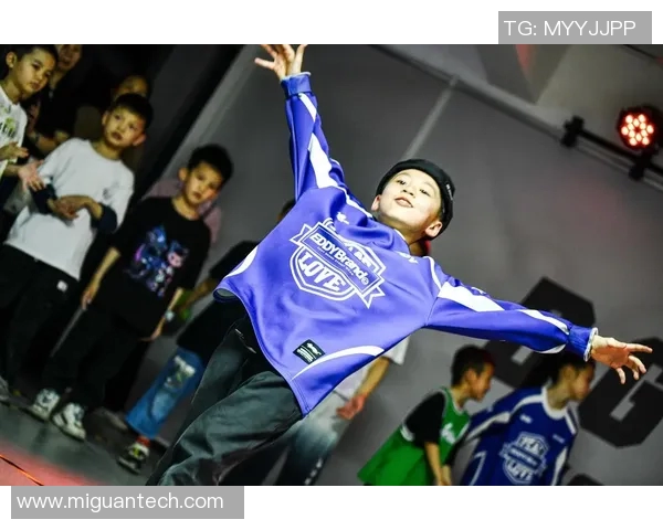 重庆街舞队以60分领跑世界街舞大赛积分榜展现实力与风采